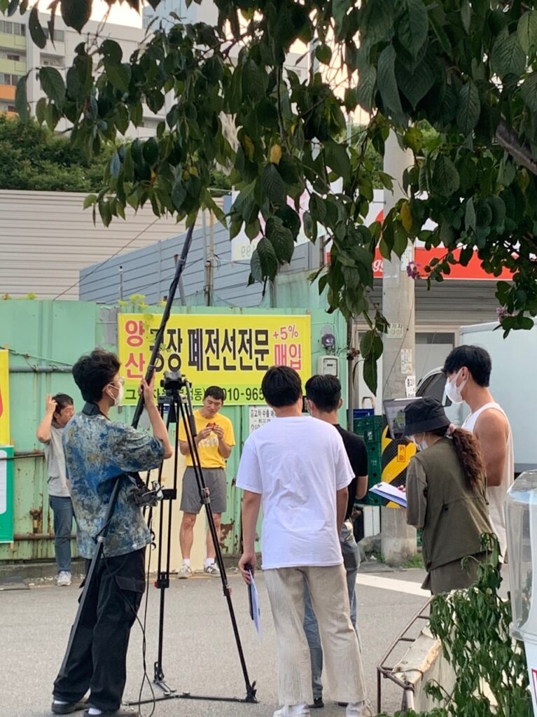 골목에서 진행한 야외 촬영 현장